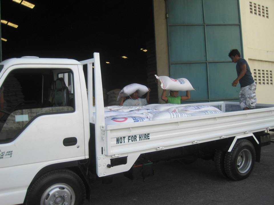 Trucken lastades idag och körs till Leyte med tältdukar, 2,5 ton ris och andra förnödenheter.