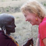 Hanna Nyman arbetar med olika kvinnorgrupper för att skapa byutveckling. Här är hon tillsammans med en massaikvinna. Foto: Jan-Erik Nyman