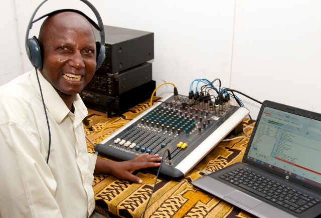 Pastor Ramundo Camalieher, ordförande för Radio Wimbi Association i Pemba, när han just annonserat stationen öppnad.