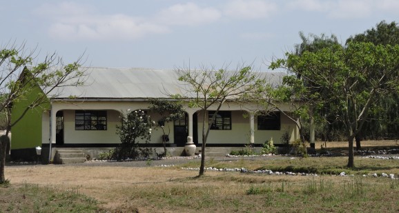 Bild 1: En av de nyrenoverade skolbyggnaderna i Tanzania. Foto: Hanna Nyman