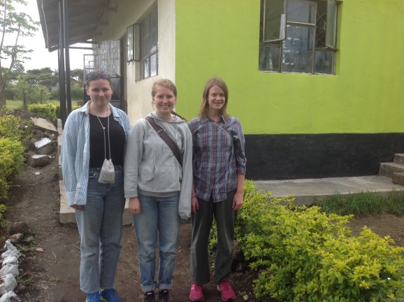 Josefin Jacobson, Edit Koskinen och Sofia Knipström som var volontärer i Tanzania under våren 2014 var till stor hjälp och glädje. Foto: Hanna Nyman