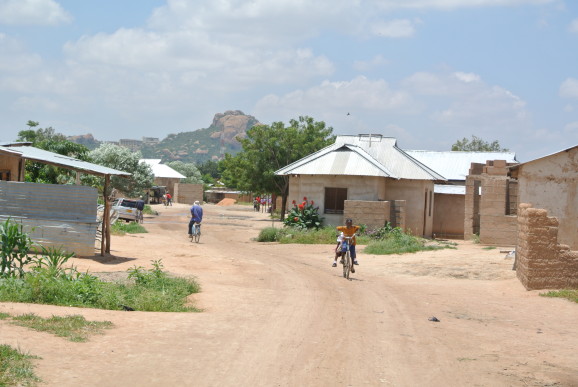 Swaswa i Dodoma. De lottlösa är ofta ensamstående mammor med en hop barn, en del egna men ofta andras. Ofta bor de på nåder i ett hus, men kastas ut när ägaren får en hyresgäst som kan betala hyra.